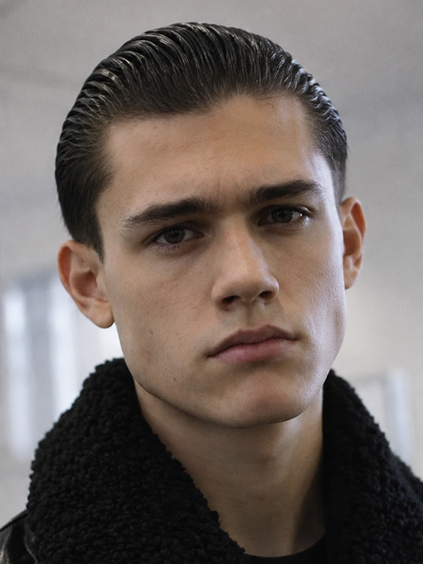Slick back met volle baard