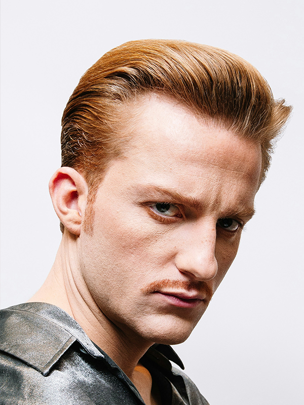 Slick back middle part, haar in het midden gescheiden en naar achter
