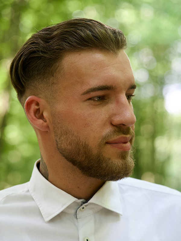 Lange slick back met man-bun